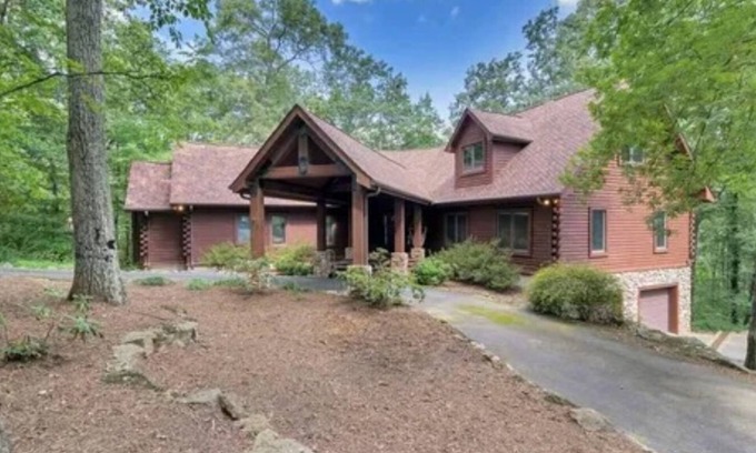 Highland Cabin | Charming 5-bedroom cabin with WiFi, AC in the mountains.