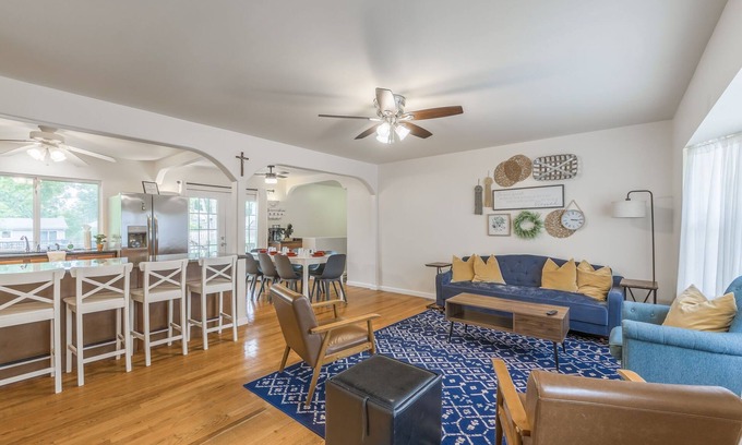 Overland Park House | Charming & Affordable 3-bedroom house with WiFi in tranquil Overland Park