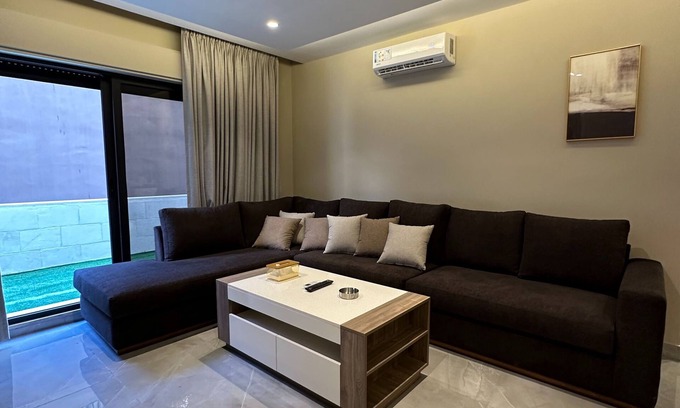 Al Swaifyeh Apartment | Charming Amman Apartment With Garden and Balcon