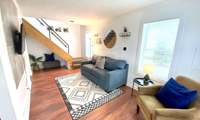 Lansing House | Charming and Cozy Lansing Loft Home