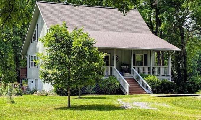 Murphy House | Charming and Cozy River House