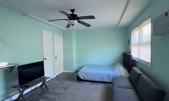 Graniteville Apartment | Charming apartment in serene Staten Island