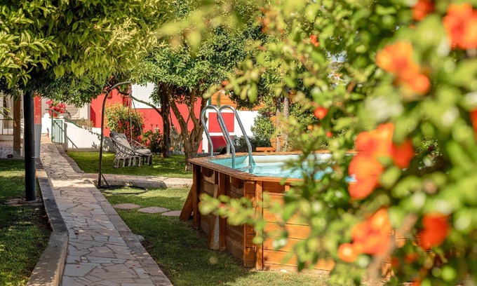 Alges Apartment | Charming Apartment in Algés with Vegetable Garden