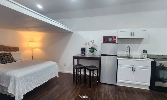 Intercession City House | Charming barn with WiFi and AC in enchanting Intercession City