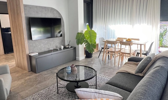 Kemer Mahallesi Apartment | Charming Beachside Apartment with Private Garden