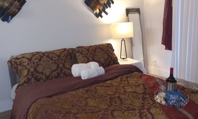 Simi Valley Bed & Breakfast | Charming bed & breakfast in delightful Simi Valley with WiFi, fitness room.