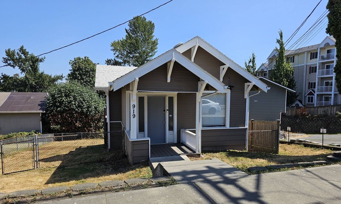Everett House | Charming bungalow with AC and WiFi in delightful Everett