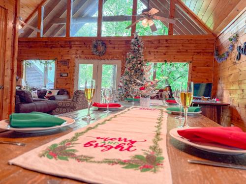 Pigeon Forge Ski Chalet | Charming Cabin, Seasonal Decor & Pool, 3min to Pkwy, Grill, GameRoom, Wifi & Workstation, Sleeps 14