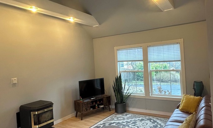 Skidmore Academy Historic District Cottage | Charming carriage house in Ashland near downtown