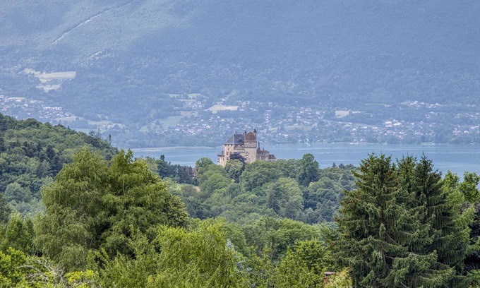 Bluffy Ski Chalet | 🏡 Charming Chalet with Pool – Between Lake and Mountains in Bluffy