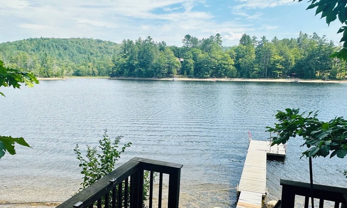 Northville House | Charming Chic Home. Sleeps 15, Pet-friendly!