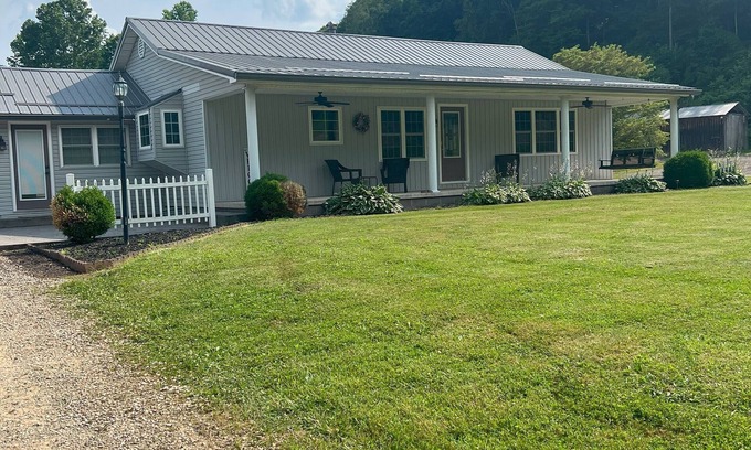 South Bloomingville Cottage | Charming cottage, fire pit, patio, porch, close to caves, in Hocking Hills.