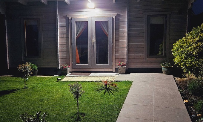 Hove Cabin | Charming & Cosy Self Contained Log Cabin, Private Entrance & Free on St Parking