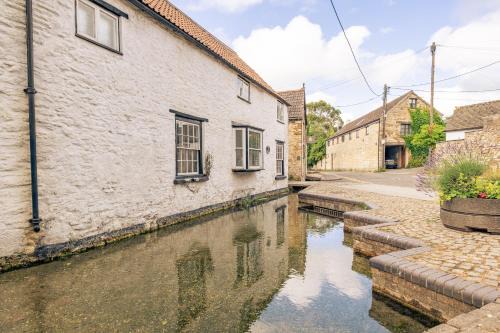 Dursley Apartment | Charming Cotswolds Retreat in the Heart of Dursley