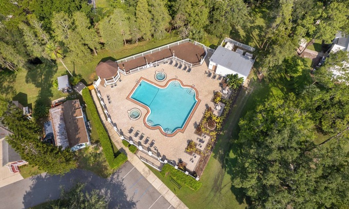 Kissimmee Cottage | Charming cottage 10 mins to Disney, Pool, Mini Golf, Fitness room and more!