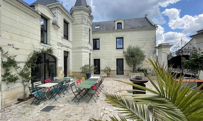 Avoine Cottage | Charming Cottage in Avoine with Private Spa and Garden