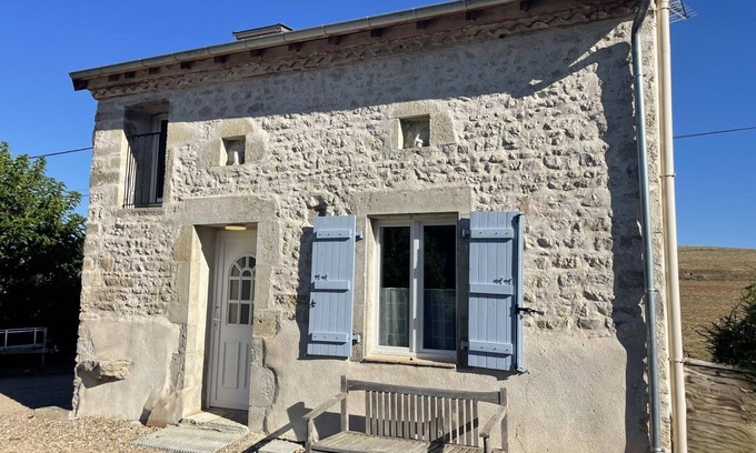 Bellenaves Cottage | Charming cottage in Bellenaves, pets allowed, parking, nature