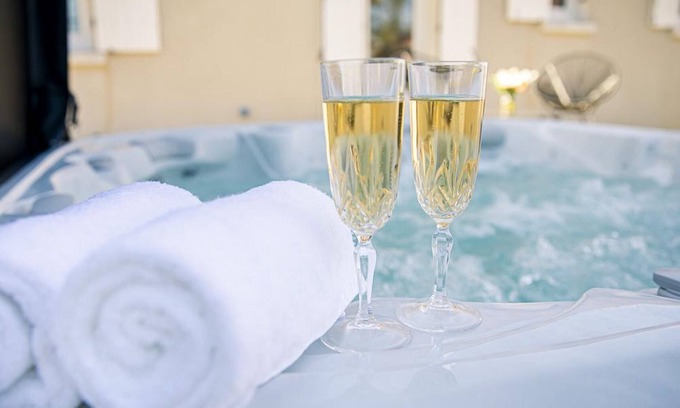 Saulcet Cottage | Charming cottage in vineyards with spa and garden