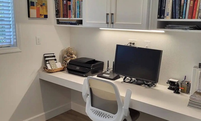 Marylhurst Cottage | Charming cottage in West Linn - A/C, Free Parking Washer/Dryer, Workspace, Wifi!