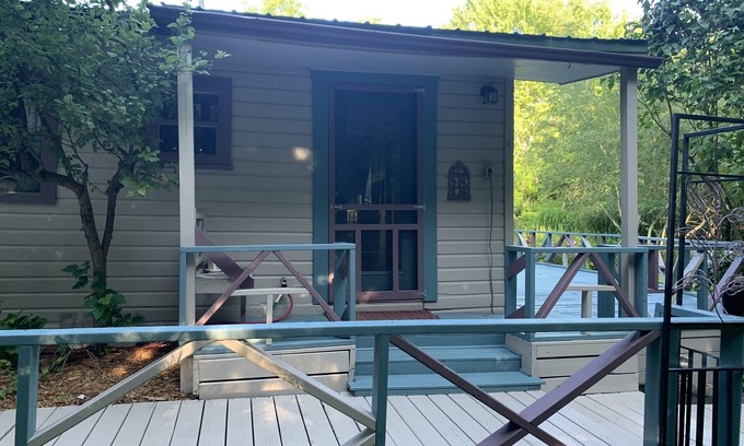 Brimfield Cottage | Charming cottage on private lake