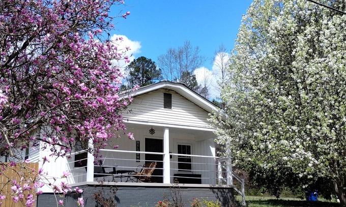 Gallant Cottage | Charming cottage Pet Friendly 1 BR Tranquil Steele Wifi