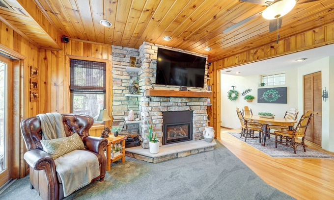 Elkhorn House | Charming Cottage: Steps to Lake Wandawega!