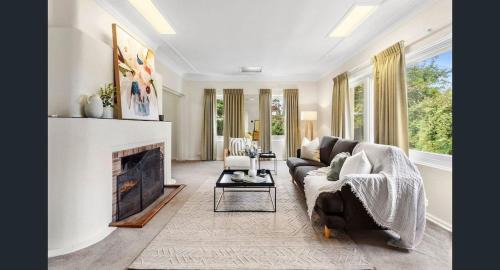 Braddon House | Charming Cottage Walk to City and Eat Street