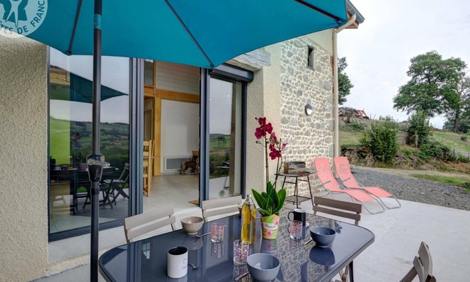 Saint-Heand Cottage | Charming Cottage with Wood Stove and Garden in Saint-Héand