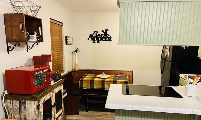 Eastern Division Apartment | 🌟Charming Country Rustic Style 2 Bedroom Apt🌟