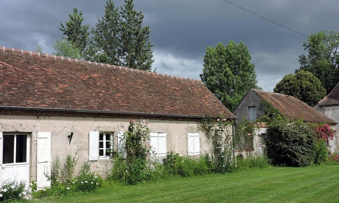 Trateau Cottage | Charming Countryside Cottage with Private Garden, Near Château and Fishing Ponds, Pet Friendly