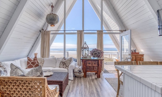 Roads End House | Charming, Cozy Ocean Front Home in Roads End. Great Views and Beach Access