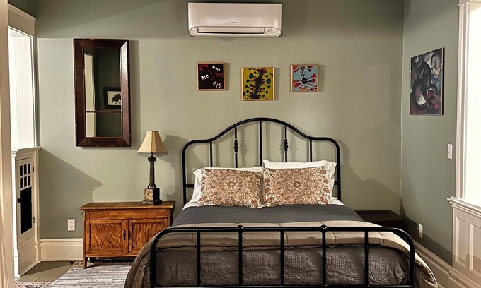 King Apartment | Charming Craftsman Studio near Alberta and Mississippi District