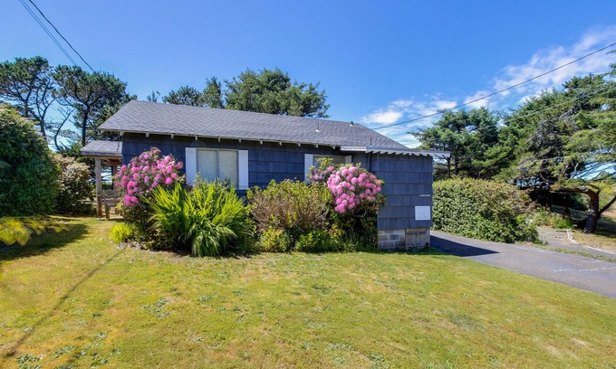 Neskowin Cabin | Charming, dog-friendly cabin with WiFi - steps from beach & two blocks from golf