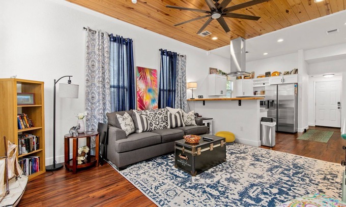 Denver Heights House | Charming Downtown SAT Retreat | Pearl & River Walk