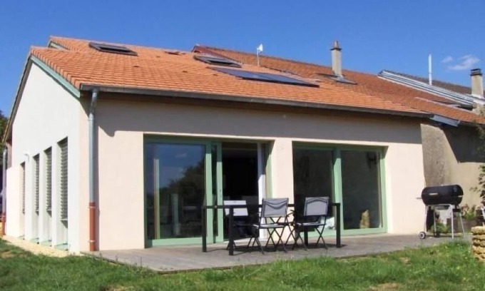 Ville-sur-Yron Cottage | Charming Eco-Friendly Retreat: Modern 3BR Home with Terrace and Large Orchard Near Parks and Activities
