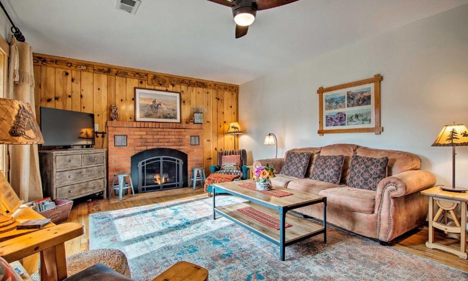 Estes Park House | Charming Estes Park Cabin with 2 Private Patios!