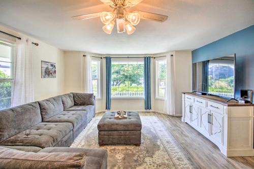 Central Oregon House | Charming Eugene Home with Fire Pit 8 Mi to UO!