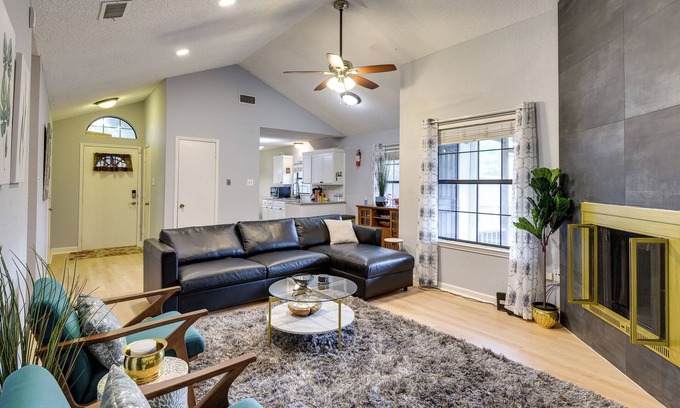 Everman House | Charming Fort Worth Home - 12 Mi to Downtown!