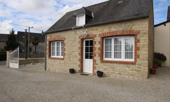 Amfreville Cottage | Charming stone house with garden, pets allowed