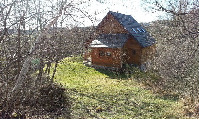 Saint-Alban-sur-Limagnole House | Charming wooden house in a green setting