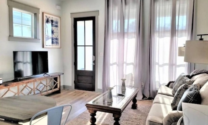 Southeast Pensacola Cottage | Charming Getaway | 12 minutes to Beach