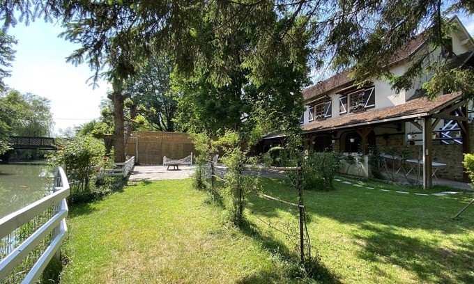 Guerard House | Charming Gîte/Guinguette, by the River