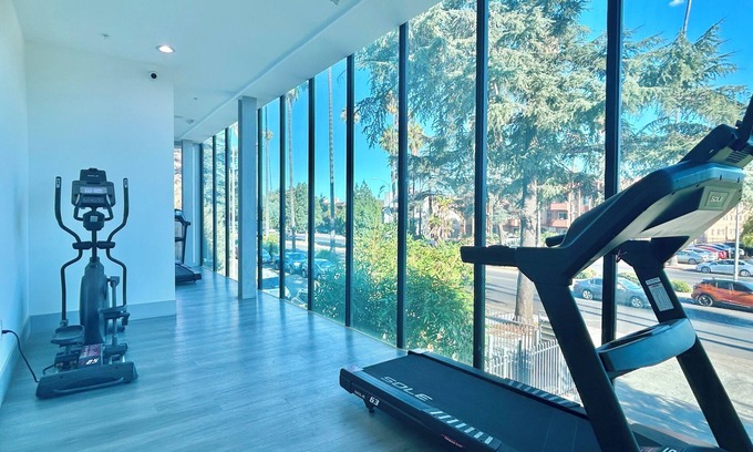 Van Nuys Apartment | Charming Glass-Front One Bedroom Spacious Living Free Parking