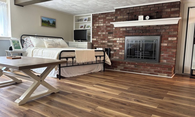 Groton Apartment | Charming Groton Farmhouse Apartment