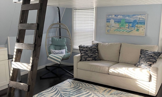 St. Petersburg Apartment | Charming Guesthouse Minutes Away From Downtown St. Petersburg