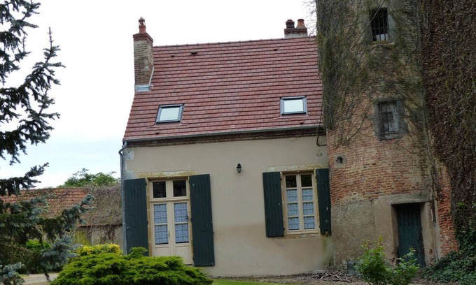 Dompierre-sur-Besbre Cottage | Charming house with fireplace and garden in Dompierre-sur-Besbre