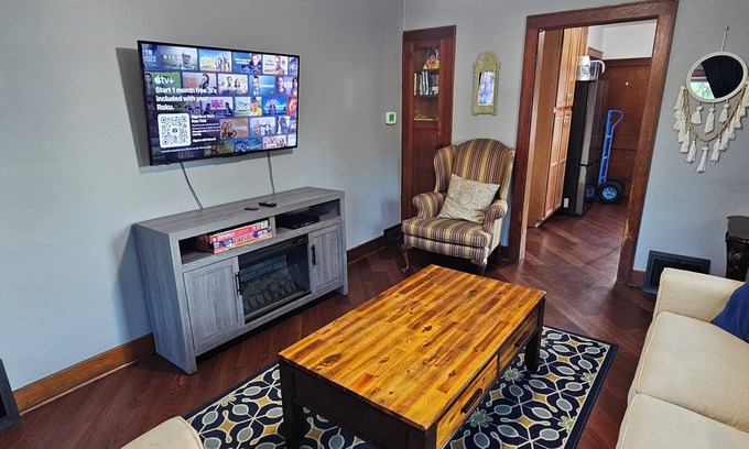 La Crosse House | Charming hideaway close to downtown