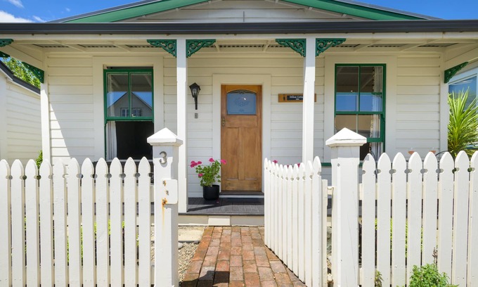 Nelson Cottage | Charming Historic Cottage 3 minutes to city centre