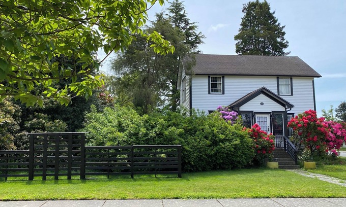 Blaine House | Charming historic house in Blaine. 1 block to water, and downtown. 5 min-Canada.