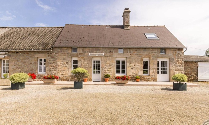 Gatteville-le-Phare Cottage | Charming house with fireplace and terrace in Gatteville